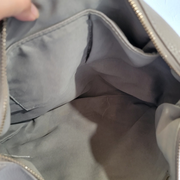 BCBG Paris Gray Leather Tote + Cosmetic Bag Set Zip Closure Travel Beachy Sz L - Picture 8 of 12